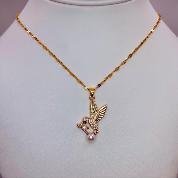 Cute Hummingbird🪽 CZ Pearl Pendant Design Lip Chain Dainty Necklace in Gold - Picture 3 of 5